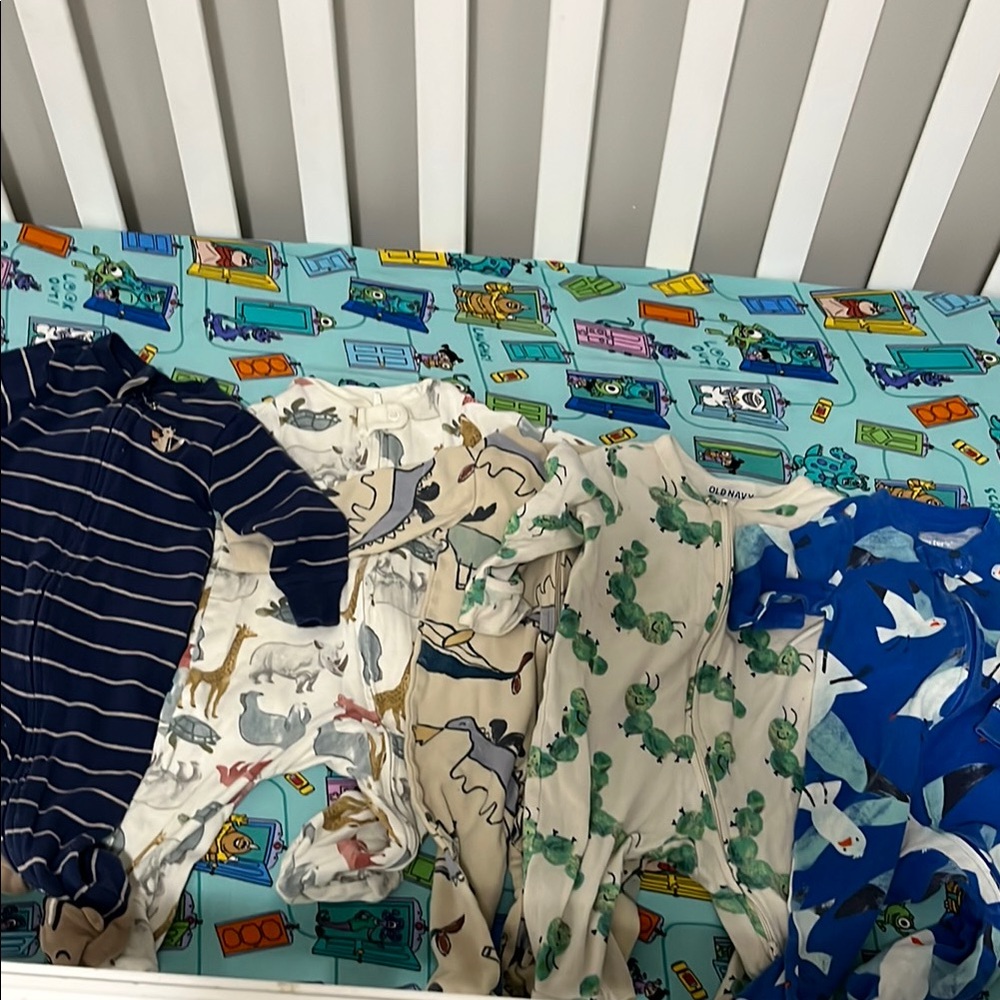 Baby sleeper bundle! Carters and old baby 6 MONTHS come with 5!